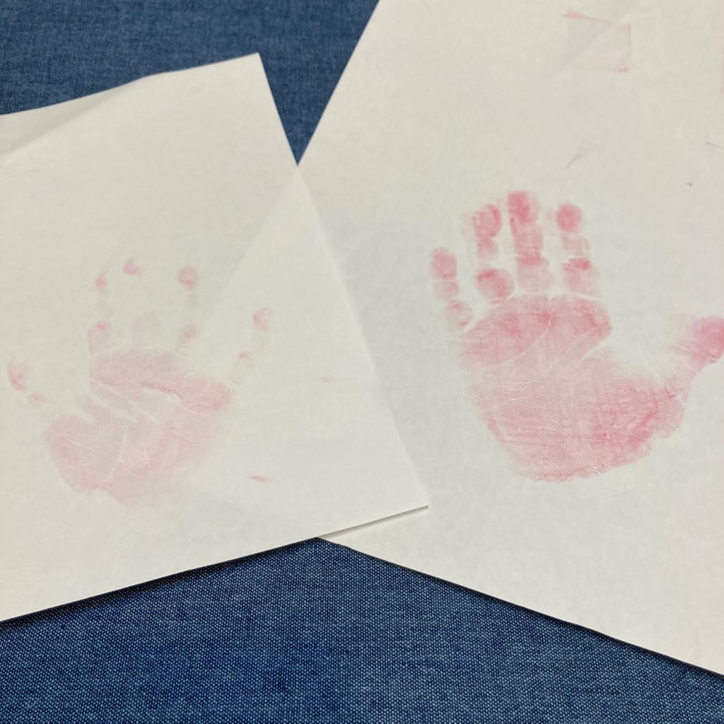 セリア ダイソー お花のシールで簡単 可愛い手形足形アート 笑顔あふれるサロン Ichigonomi セリア ダイソー お花のシールで簡単 可愛い手形足形アート 笑顔あふれるサロン Ichigonomi