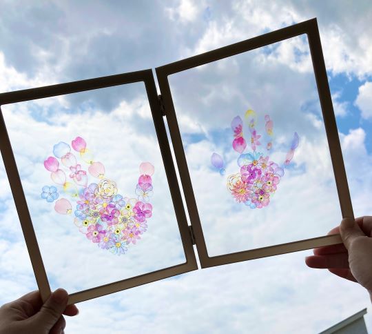 セリア ダイソー お花のシールで簡単 可愛い手形足形アート 笑顔あふれるサロン Ichigonomi